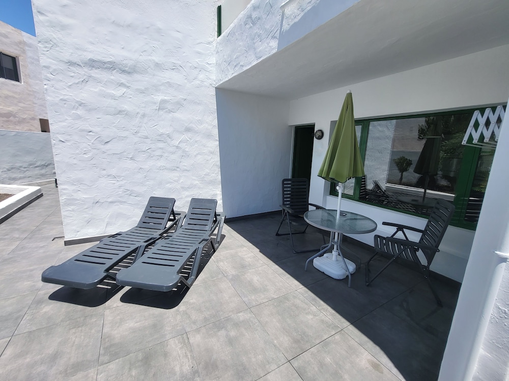 Gueldera Apartments — Hotel building in Puerto del Carmen, Canary Islands