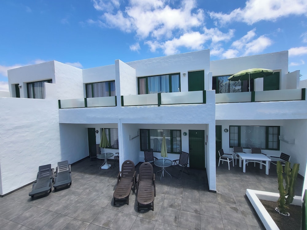 Gueldera Apartments — Hotel building in Puerto del Carmen, Canary Islands