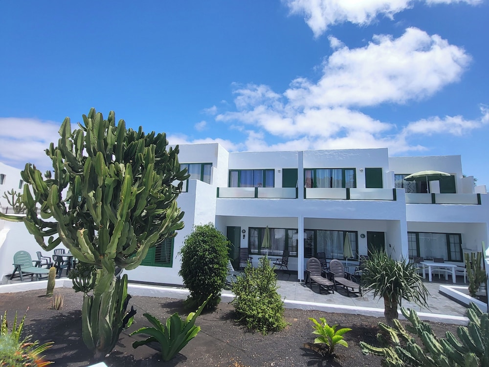 Gueldera Apartments — Hotel building in Puerto del Carmen, Canary Islands