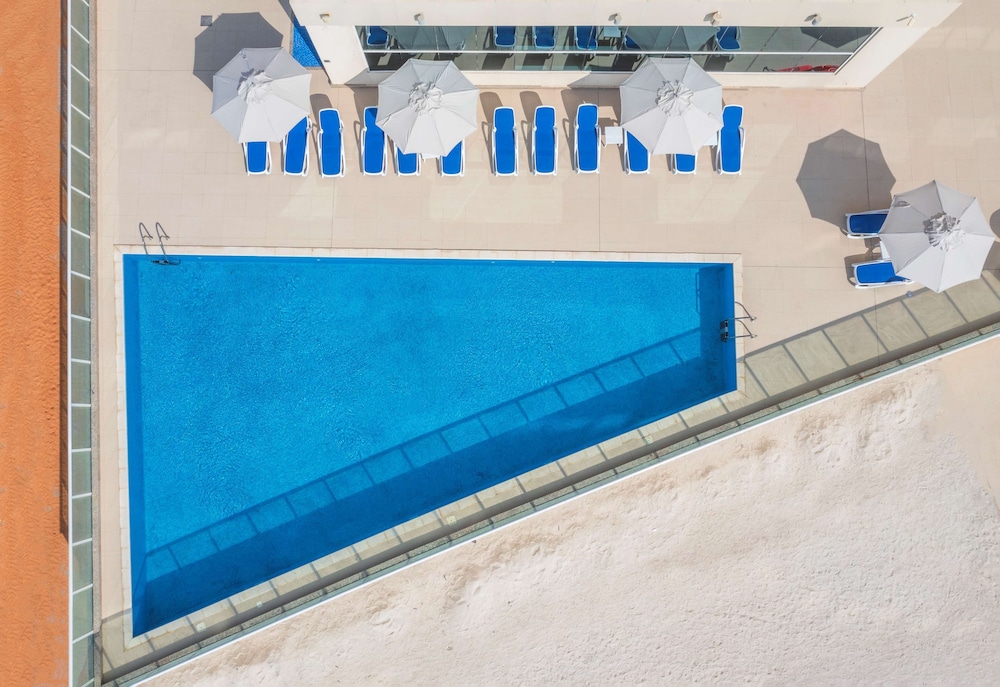 Radisson Resort Ras Al Khaimah Marjan Island — Swimming pool in Ras al Khaimah