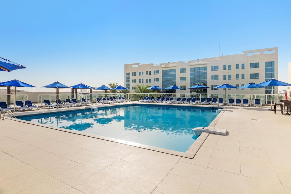 Radisson Resort Ras Al Khaimah Marjan Island — Swimming pool in Ras al Khaimah