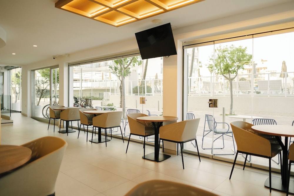 Kyrat Amarac — Restaurant & bars in Cala Millor, Balearic Islands