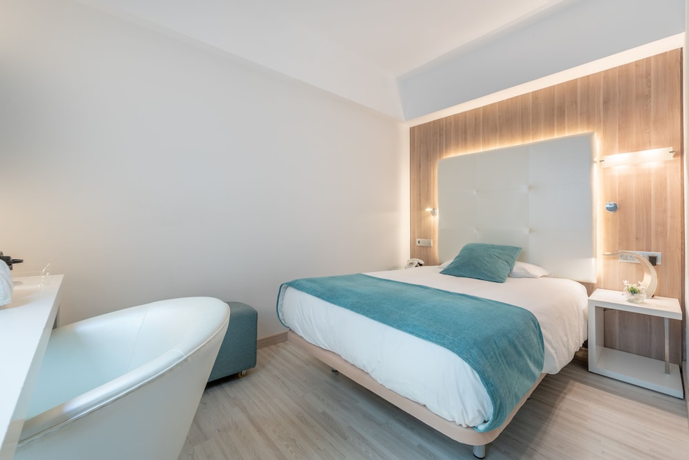 Kyrat Amarac — Hotel rooms in Cala Millor, Balearic Islands