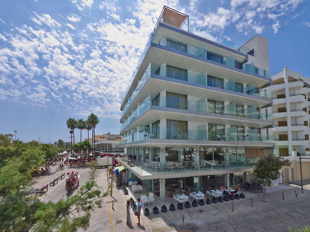 Kyrat Amarac — Hotel building in Cala Millor, Balearic Islands