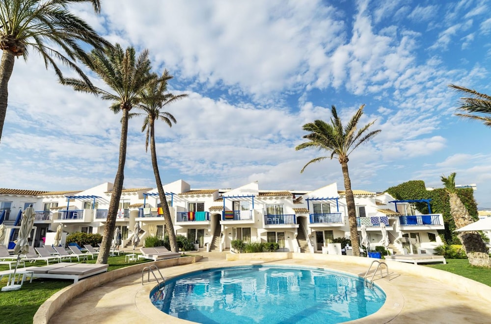 Parque Nereida Suites Hotel — Swimming pool in Cala Ratjada, Balearic Islands
