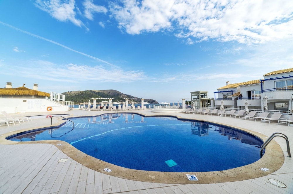 Parque Nereida Suites Hotel — Swimming pool in Cala Ratjada, Balearic Islands