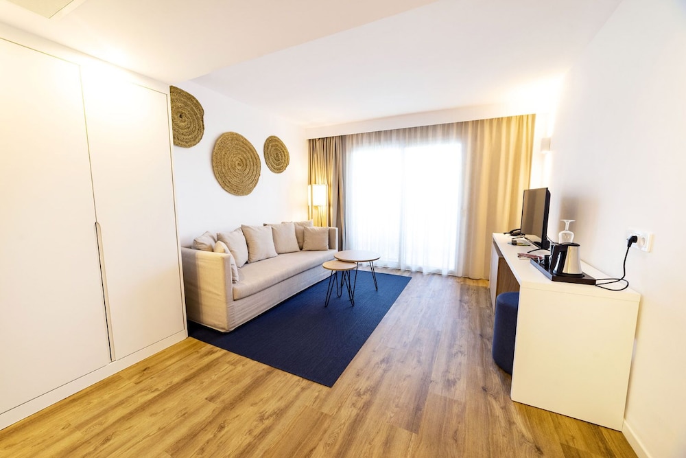 Parque Nereida Suites Hotel — Hotel rooms in Cala Ratjada, Balearic Islands