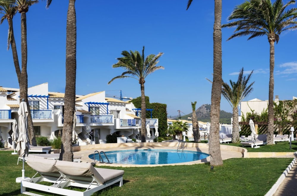 Parque Nereida Suites Hotel — Swimming pool in Cala Ratjada, Balearic Islands
