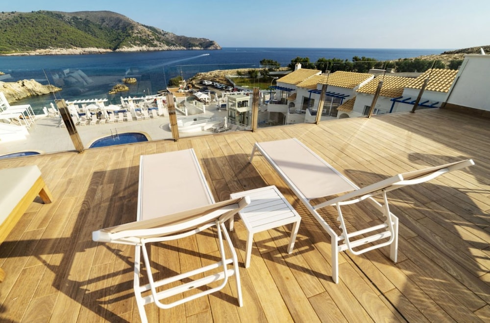 Parque Nereida Suites Hotel — Hotel building in Cala Ratjada, Balearic Islands