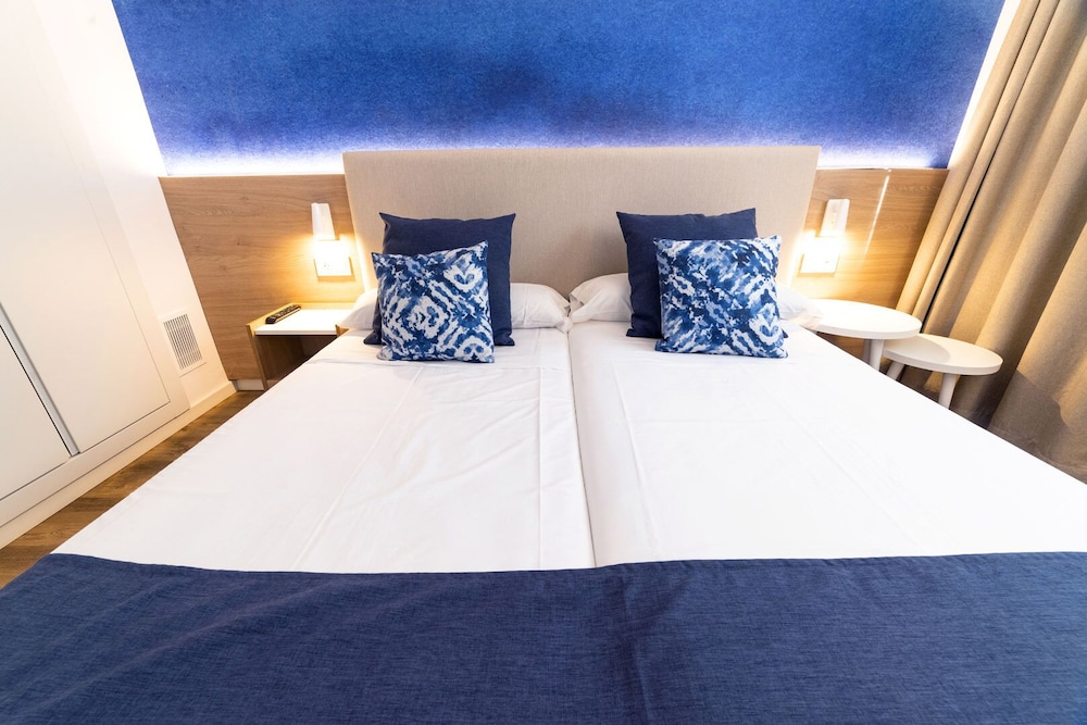 Parque Nereida Suites Hotel — Hotel rooms in Cala Ratjada, Balearic Islands