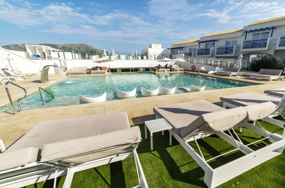 Parque Nereida Suites Hotel — Swimming pool in Cala Ratjada, Balearic Islands