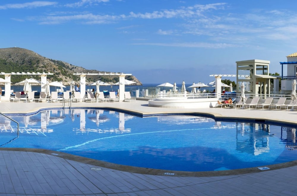 Parque Nereida Suites Hotel — Swimming pool in Cala Ratjada, Balearic Islands