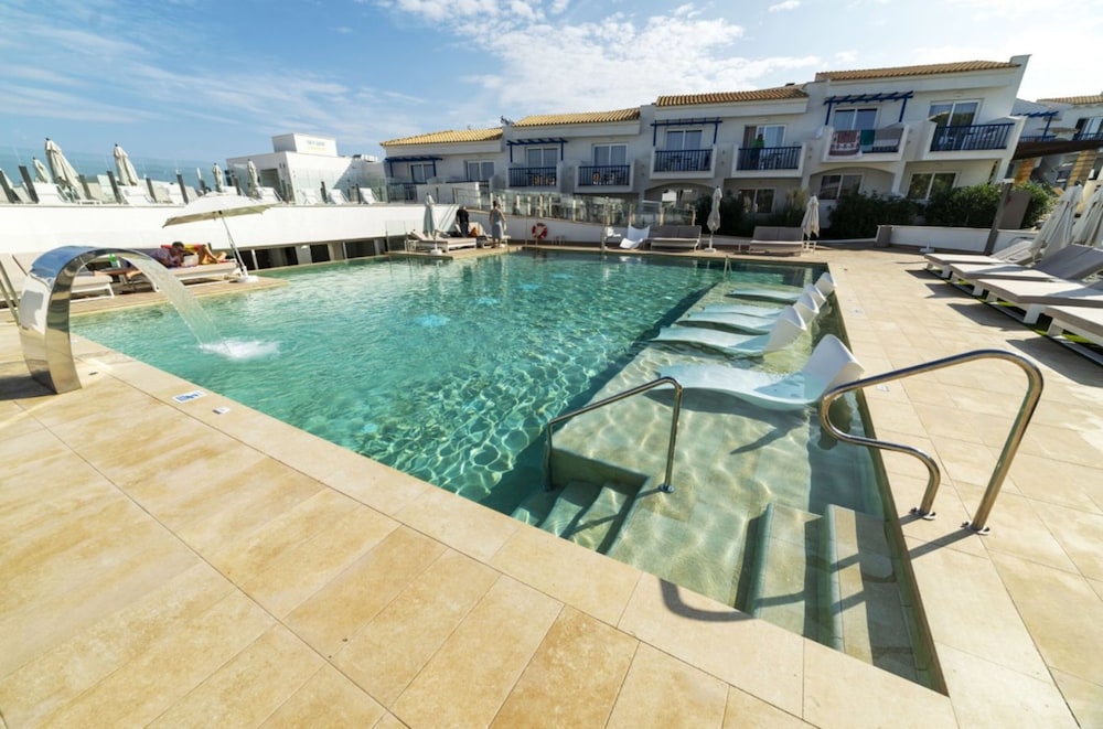 Parque Nereida Suites Hotel — Swimming pool in Cala Ratjada, Balearic Islands