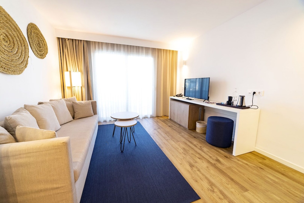 Parque Nereida Suites Hotel — Hotel rooms in Cala Ratjada, Balearic Islands