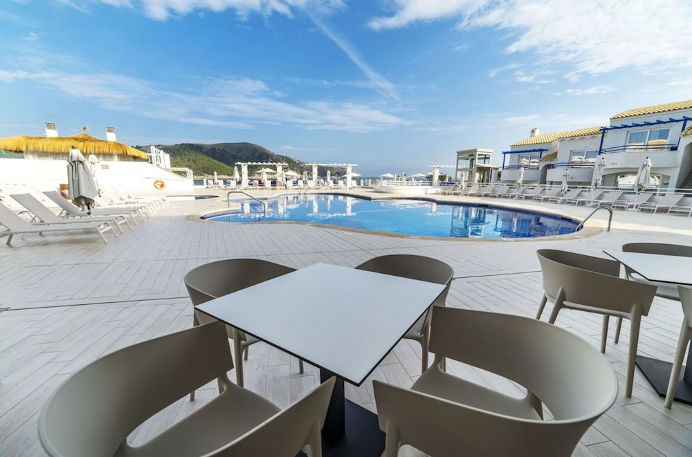Parque Nereida Suites Hotel — Swimming pool in Cala Ratjada, Balearic Islands