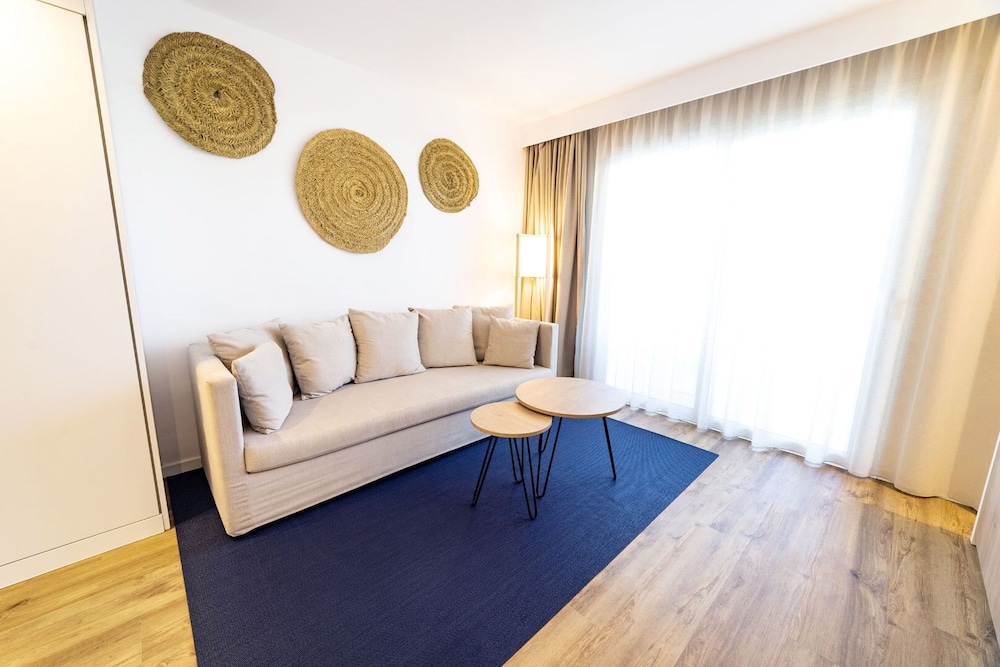 Parque Nereida Suites Hotel — Hotel rooms in Cala Ratjada, Balearic Islands