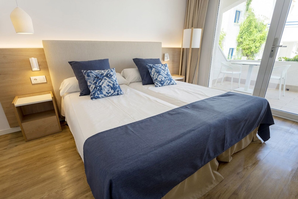 Parque Nereida Suites Hotel — Hotel rooms in Cala Ratjada, Balearic Islands