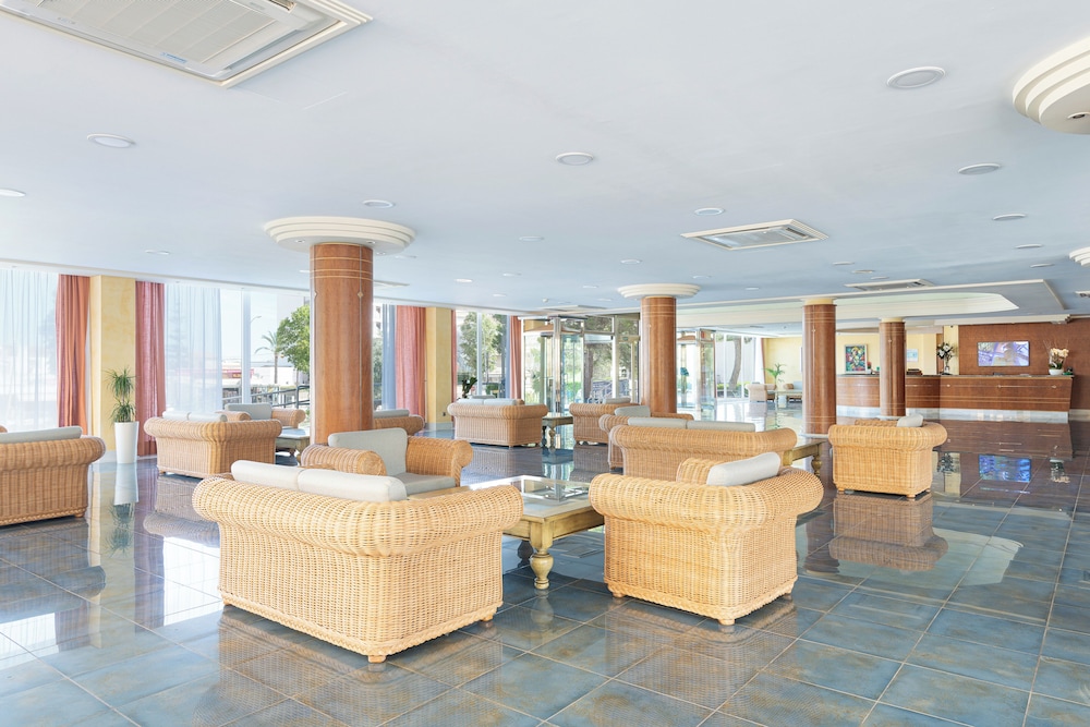 Aparthotel Can Picafort Palace — Hotel building in Can Picafort, Balearic Islands