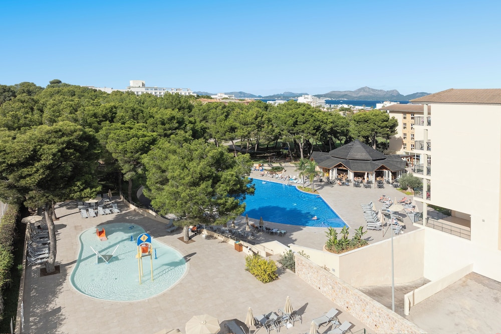 Aparthotel Can Picafort Palace — Swimming pool in Can Picafort, Balearic Islands