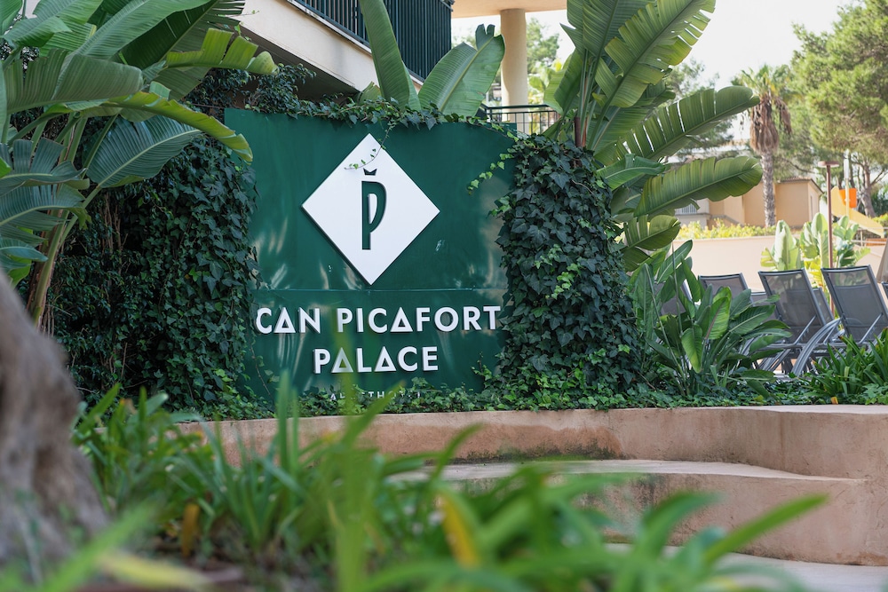 Aparthotel Can Picafort Palace — Hotel building in Can Picafort, Balearic Islands