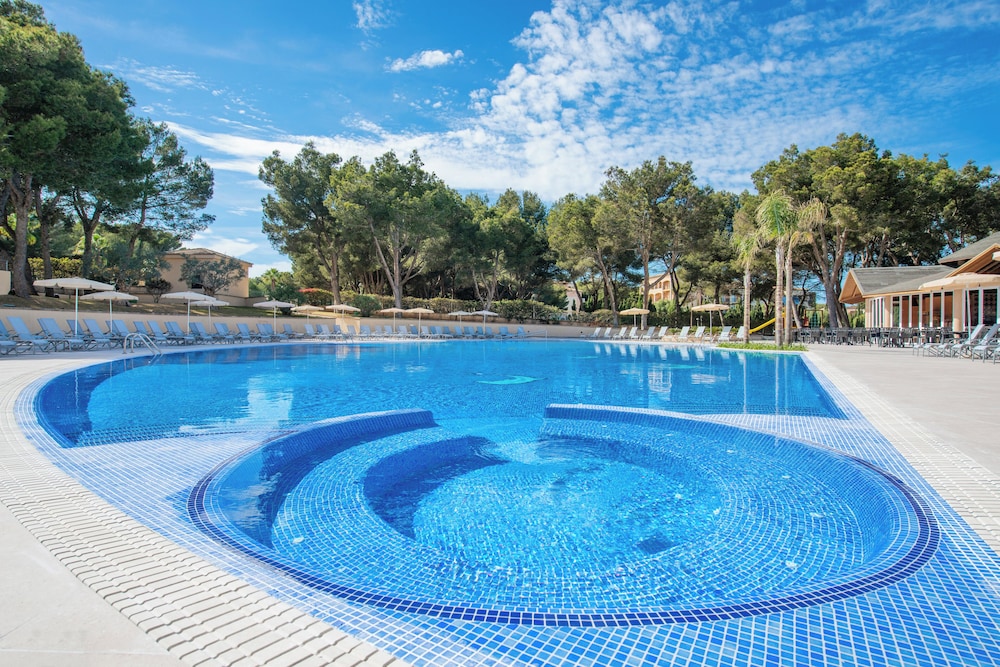 Aparthotel Can Picafort Palace — Swimming pool in Can Picafort, Balearic Islands