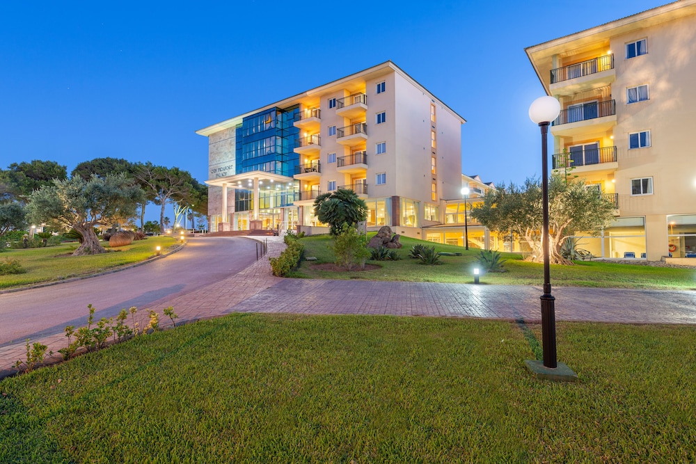 Aparthotel Can Picafort Palace — Hotel building in Can Picafort, Balearic Islands