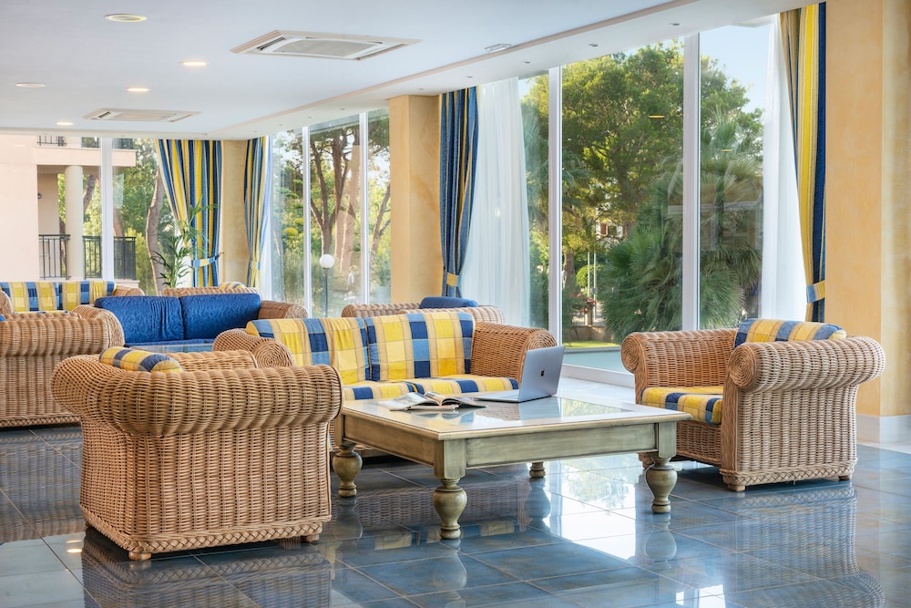 Aparthotel Can Picafort Palace — Hotel building in Can Picafort, Balearic Islands