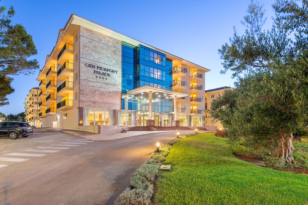 Aparthotel Can Picafort Palace — Hotel building in Can Picafort, Balearic Islands