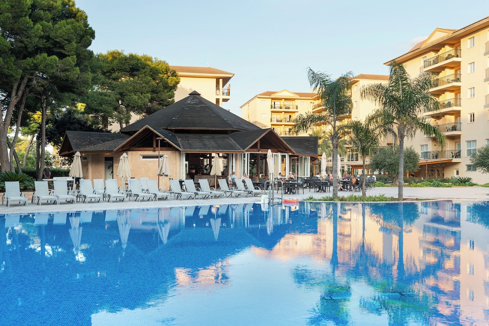 Aparthotel Can Picafort Palace — Swimming pool in Can Picafort, Balearic Islands