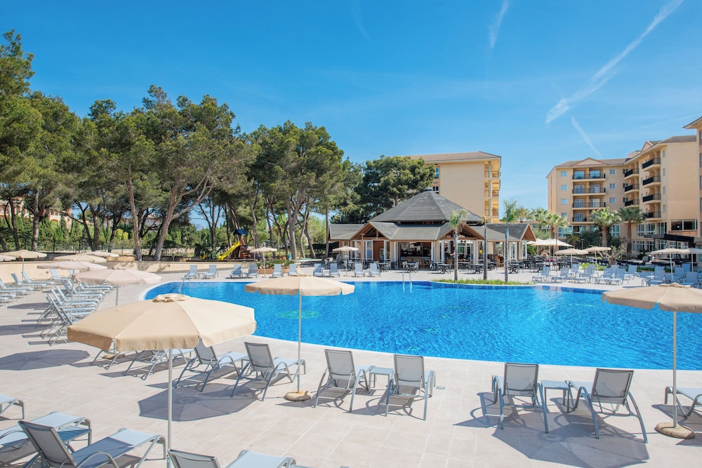 Aparthotel Can Picafort Palace — Swimming pool in Can Picafort, Balearic Islands