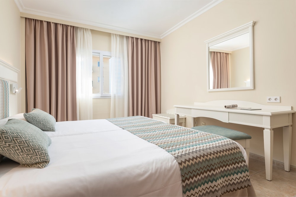 Aparthotel Can Picafort Palace — Hotel rooms in Can Picafort, Balearic Islands