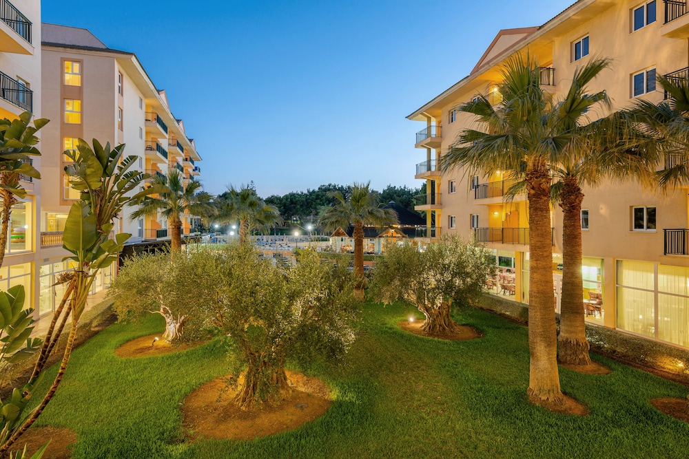 Aparthotel Can Picafort Palace — Hotel building in Can Picafort, Balearic Islands