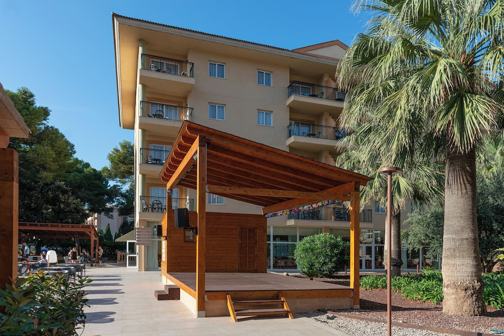 Aparthotel Can Picafort Palace — Hotel building in Can Picafort, Balearic Islands