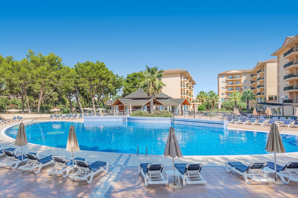 Aparthotel Can Picafort Palace — Swimming pool in Can Picafort, Balearic Islands