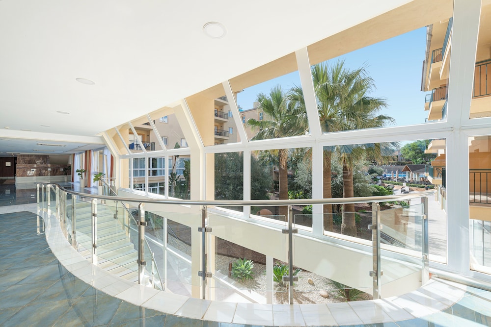 Aparthotel Can Picafort Palace — Hotel building in Can Picafort, Balearic Islands