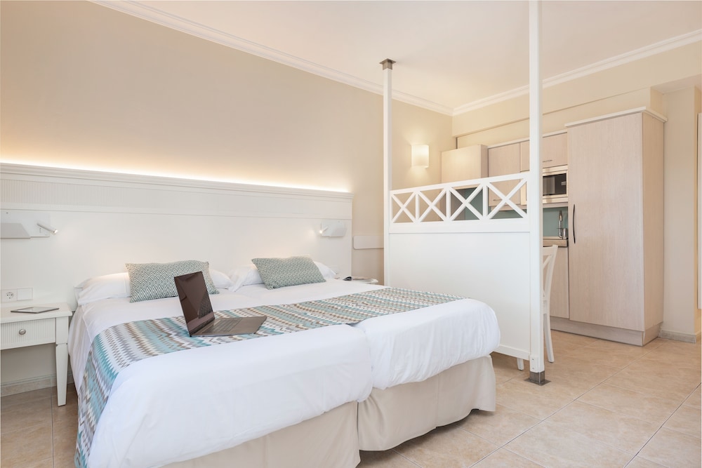 Aparthotel Can Picafort Palace — Hotel rooms in Can Picafort, Balearic Islands