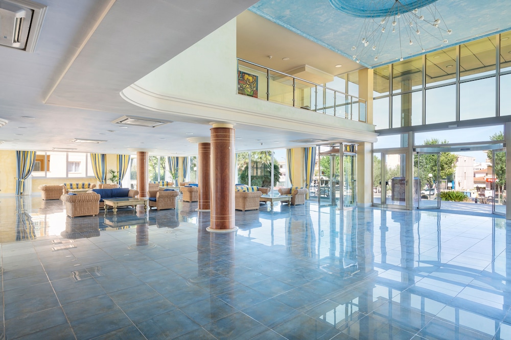 Aparthotel Can Picafort Palace — Hotel building in Can Picafort, Balearic Islands