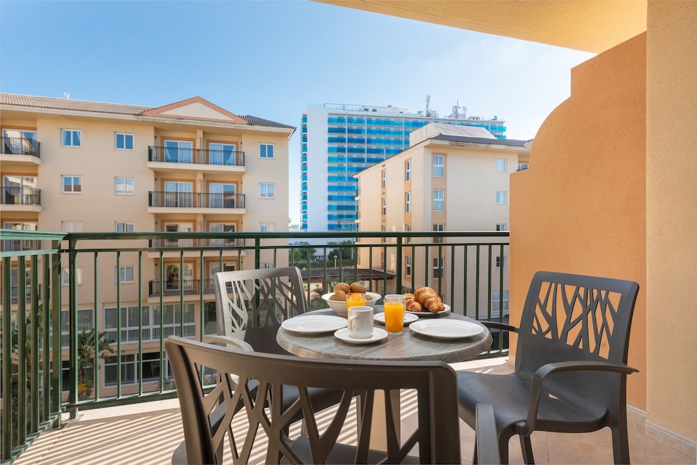 Aparthotel Can Picafort Palace — Hotel building in Can Picafort, Balearic Islands