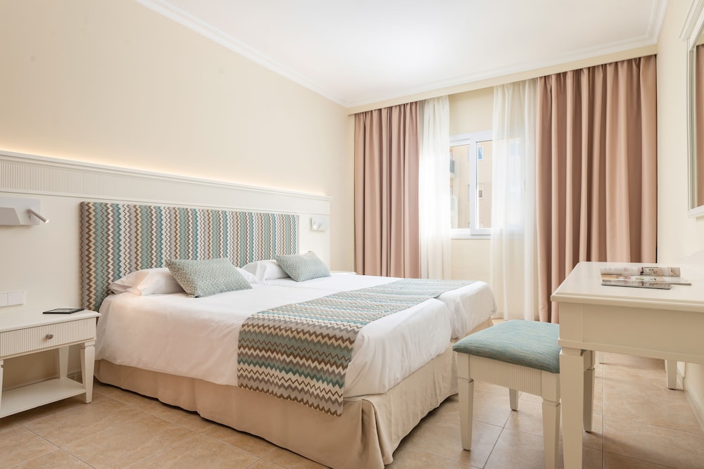 Aparthotel Can Picafort Palace — Hotel rooms in Can Picafort, Balearic Islands