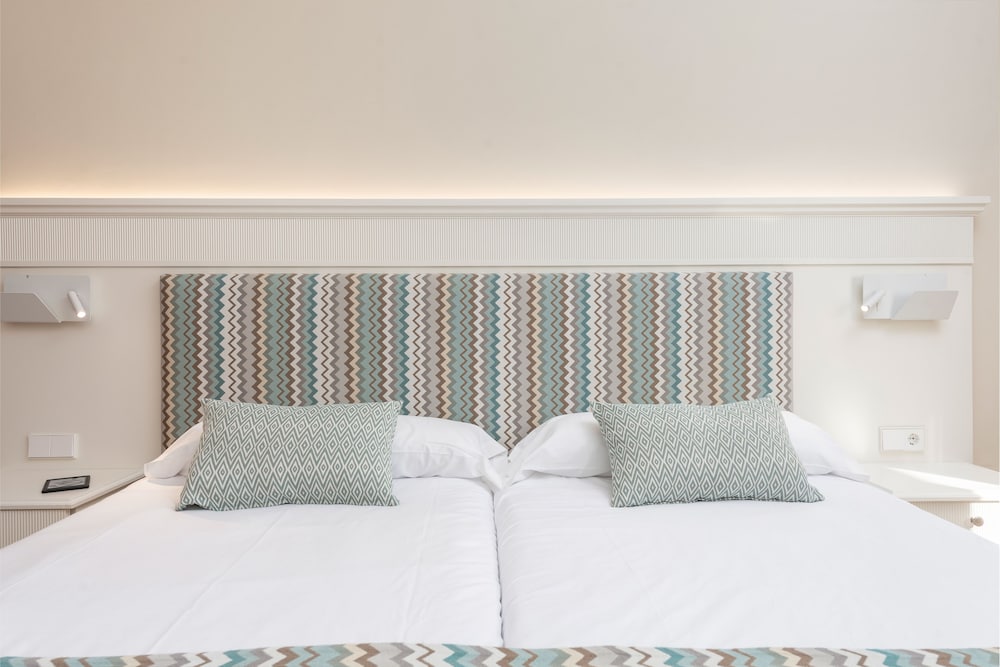Aparthotel Can Picafort Palace — Hotel rooms in Can Picafort, Balearic Islands