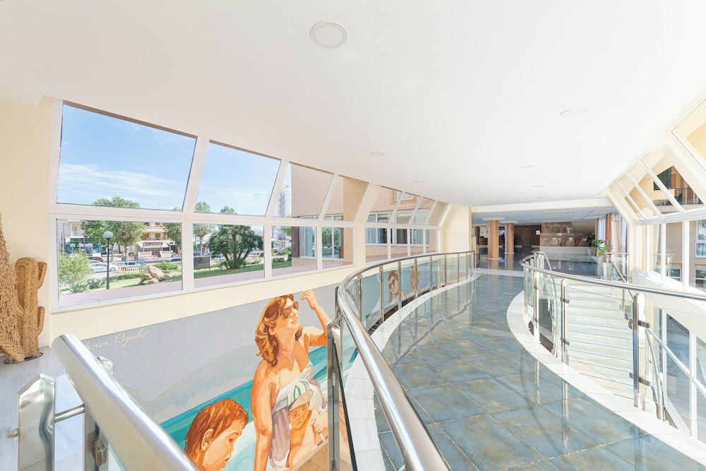 Aparthotel Can Picafort Palace — Hotel building in Can Picafort, Balearic Islands