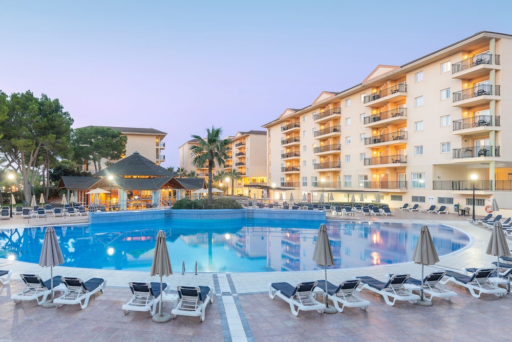 Aparthotel Can Picafort Palace — Swimming pool in Can Picafort, Balearic Islands