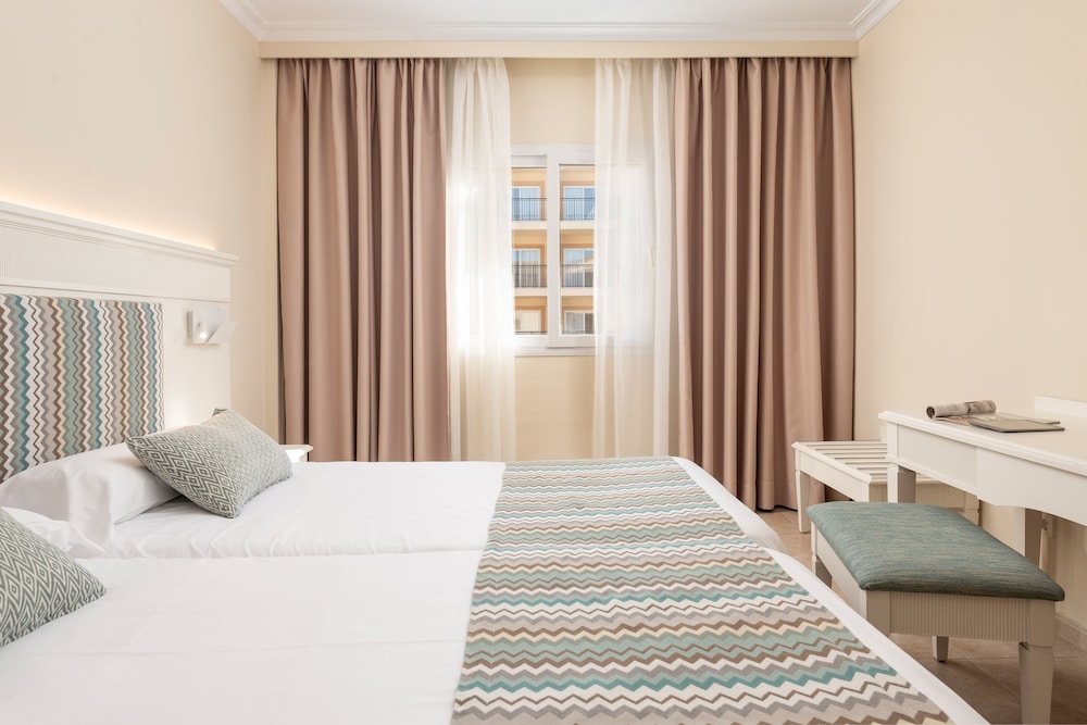 Aparthotel Can Picafort Palace — Hotel rooms in Can Picafort, Balearic Islands