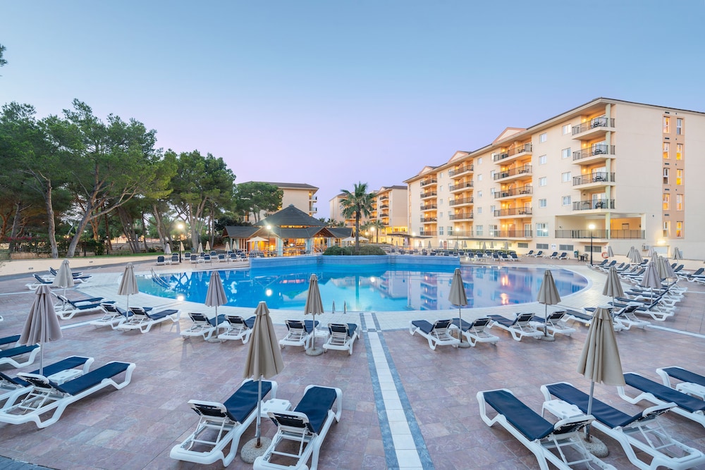 Aparthotel Can Picafort Palace — Swimming pool in Can Picafort, Balearic Islands