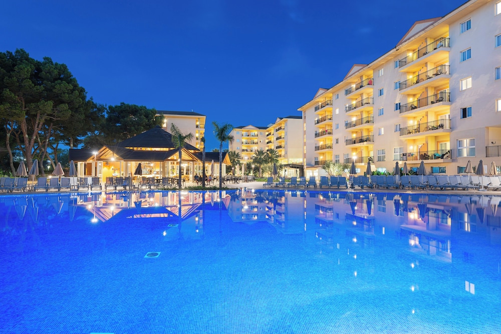 Aparthotel Can Picafort Palace — Swimming pool in Can Picafort, Balearic Islands
