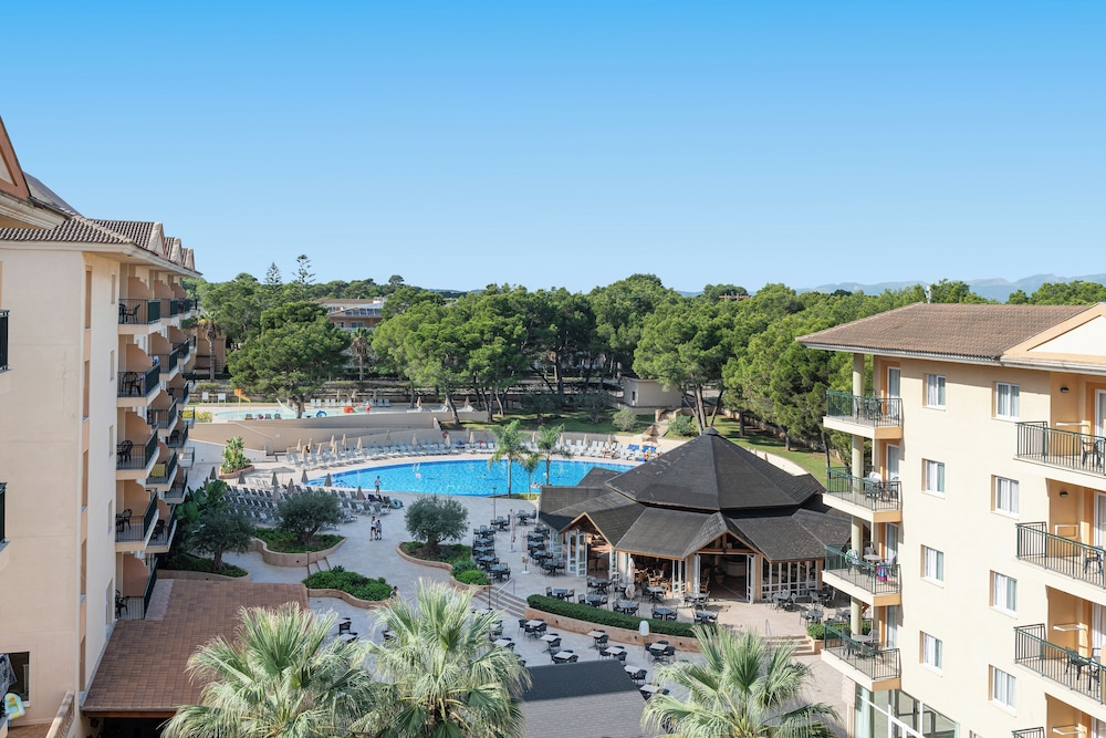 Aparthotel Can Picafort Palace — Swimming pool in Can Picafort, Balearic Islands