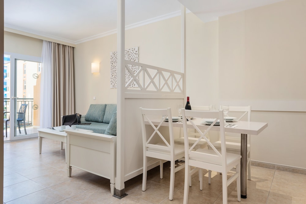 Aparthotel Can Picafort Palace — Hotel rooms in Can Picafort, Balearic Islands