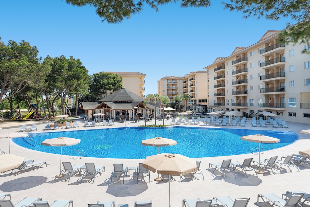 Aparthotel Can Picafort Palace — Swimming pool in Can Picafort, Balearic Islands