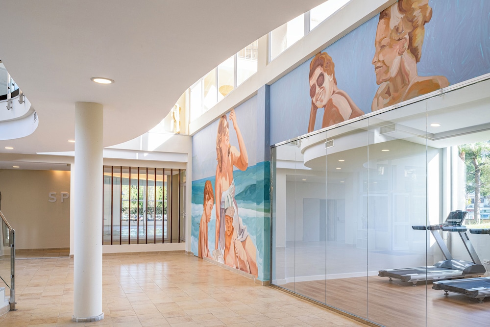 Aparthotel Can Picafort Palace — Hotel building in Can Picafort, Balearic Islands