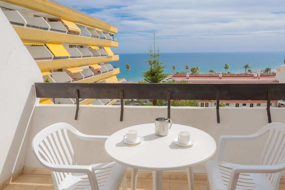 Apartamentos Las Arenas — Hotel building in Playa del Ingles, Canary Islands